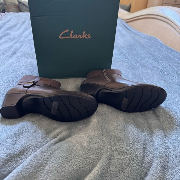 Clarks Booties NWT - New in Box Gray - Picture 2 of 3